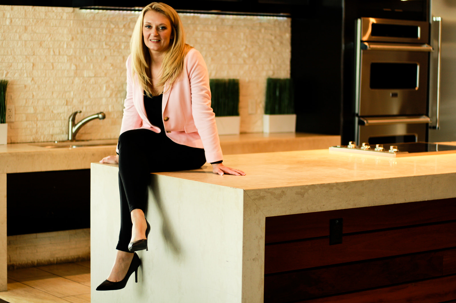julia calaghan nutritionist sitting on table